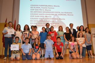 El presidente del TSJ de la Región, Miguel Pasqual del Riquelme, y el vocal del CGPJ Juan Martínez Moya con los alumnos de uno de los centros